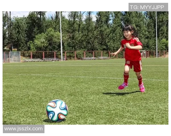 踢足球明星的精彩瞬间视频集锦展现球场上的激情与技巧