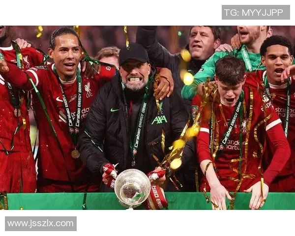 黑人足球明星童年时期的珍贵照片回顾与成长故事分享